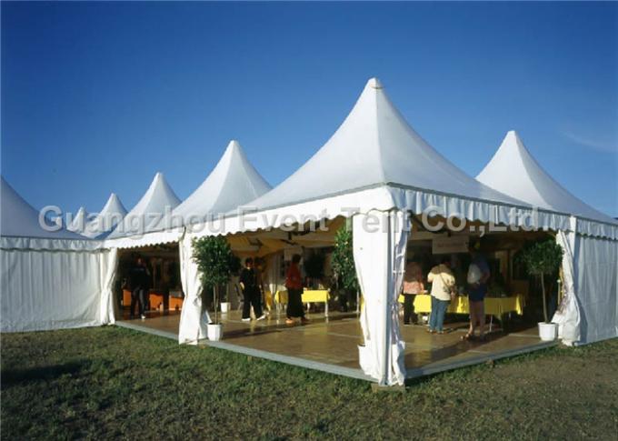 На открытом воздухе располагаясь лагерем шатер партии пагоды ИСО шатра с украшением для серебратион события