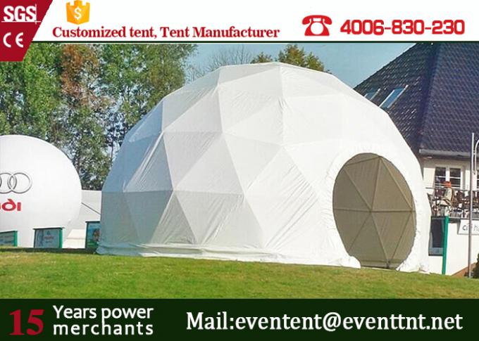 Шатер большого элегантного прозрачного шатра геодезического купола располагаясь лагерем для на открытом воздухе событий