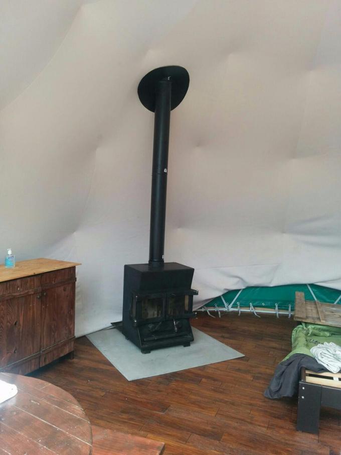 Двух- покрытый шатер пвк роскошный располагаясь лагерем, небольшой желтый шатер геодезического купола для живущей комнаты