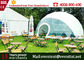 Шатер большого элегантного прозрачного шатра геодезического купола располагаясь лагерем для на открытом воздухе событий поставщик