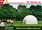 Шатер большого элегантного прозрачного шатра геодезического купола располагаясь лагерем для на открытом воздухе событий поставщик